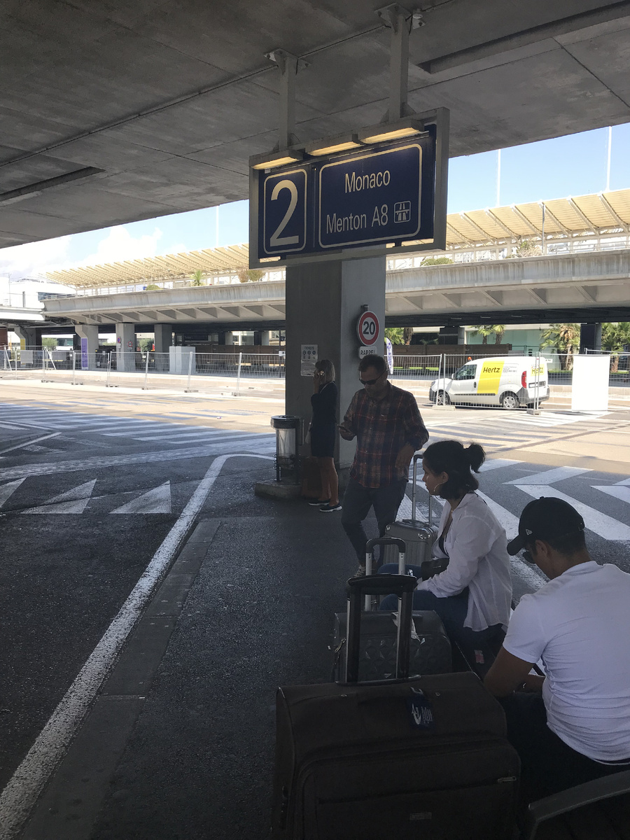 Аэрорт Ниццы. Автобусная остановка.