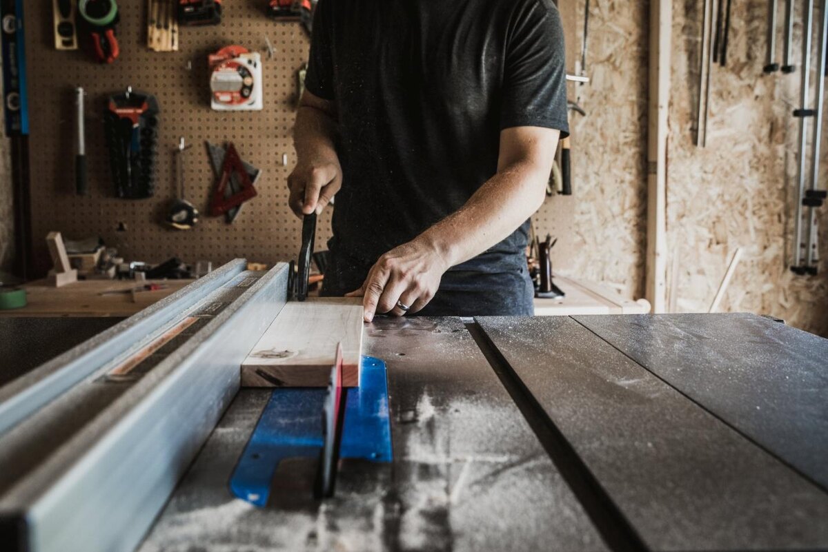 Источник изображения: https://www.shopify.com/stock-photos/photos/cutting-wood-on-workbench?q=%D1%81%D1%82%D1%80%D0%BE%D0%B8%D1%82%D0%B5%D0%BB%D1%8C%D1%81%D1%82%D0%B2%D0%BE+construction/