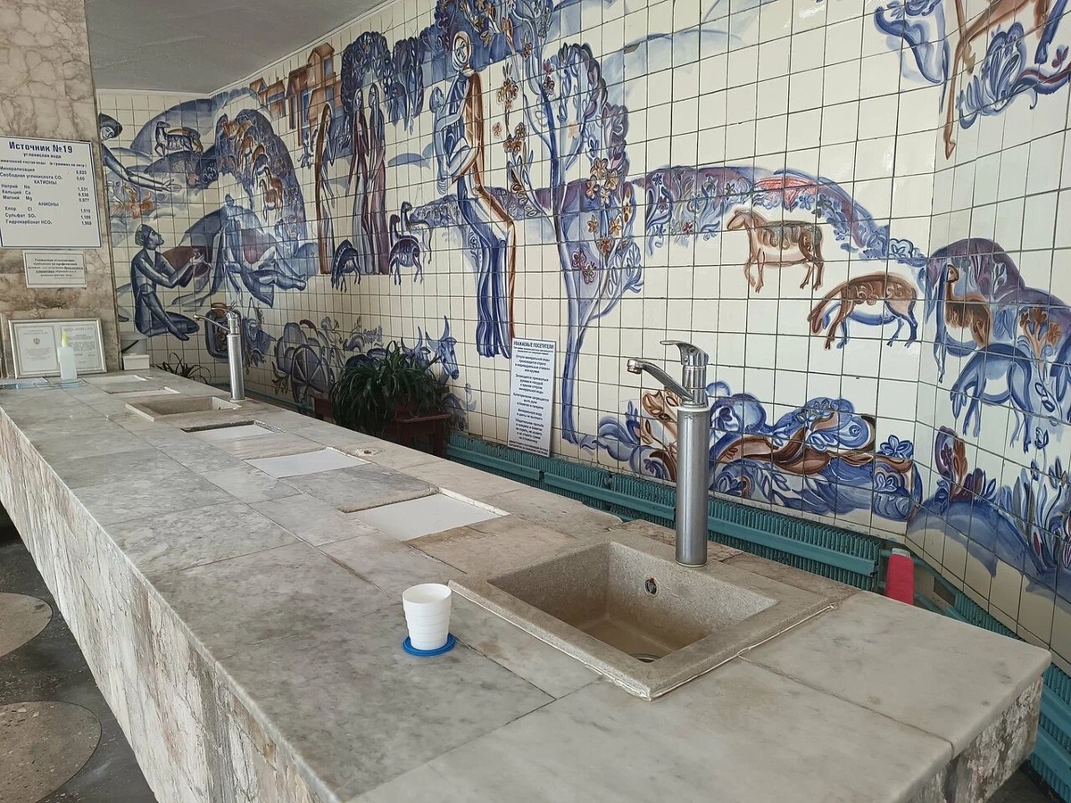 Минеральная вода в бюветах подаётся прямо из скважин. Но набирать такую воду в подарок — не самый удачный вариант: она хранится всего несколько дней. Фото: Русаков Дмитрий / Яндекс Карты