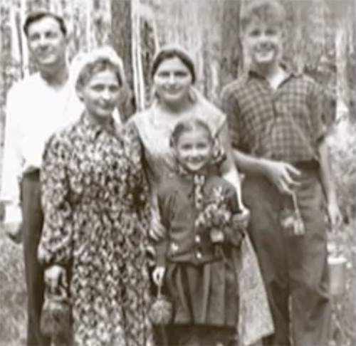 Семья Лещенко. Отец, мама Марина, Лева, сестра Юля, единокровная сестра Валентина