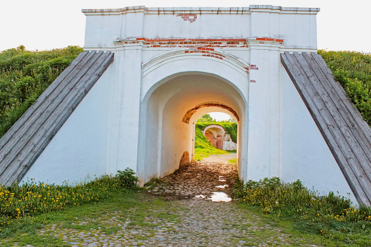 Из-за военных действий до нашего времени сохранились только земляные валы и остатки главных западных ворот. Фото: Валерия Выштыкалюк / Яндекс Карты