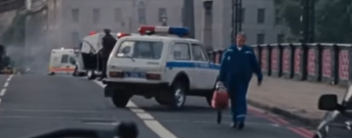 1. По мнению голивуда на этом в России доблестно патрулируют улицы, хорошо хоть лошадей в кадр не засунули вместо нивы.