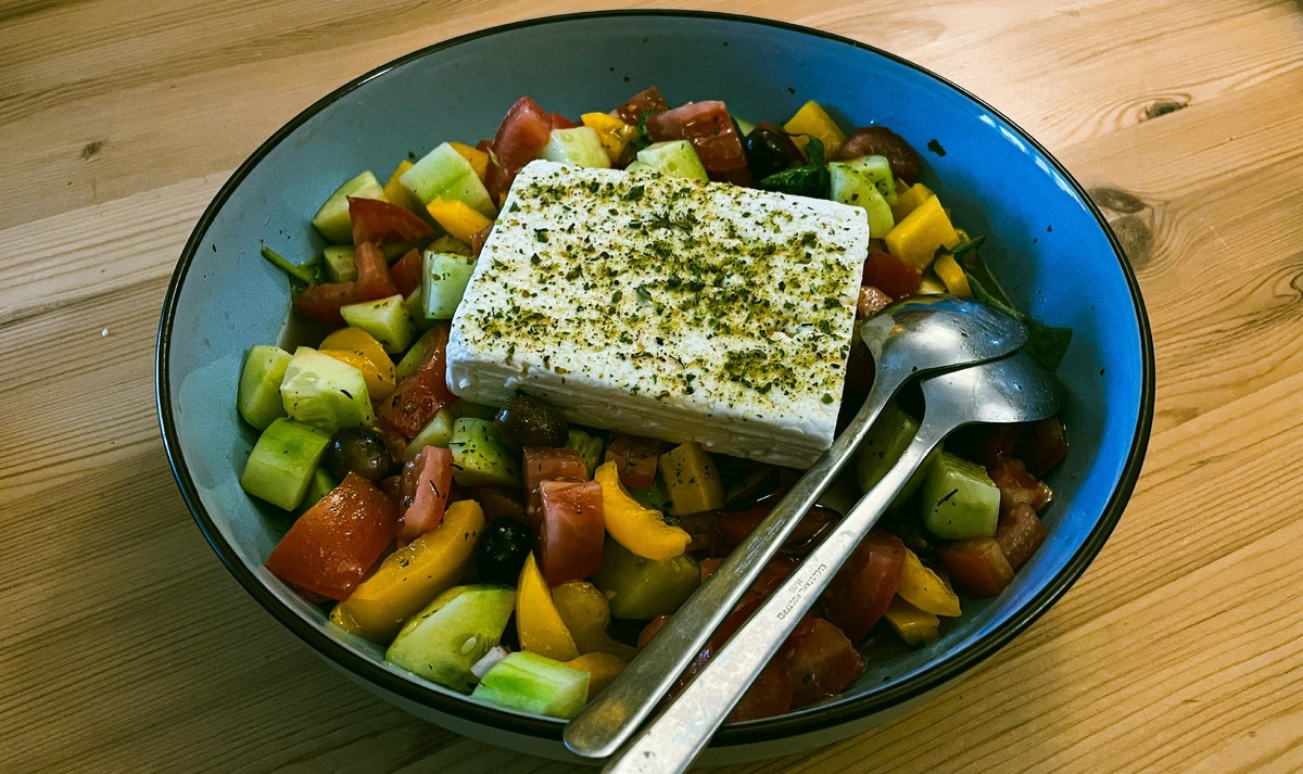 Греческий салат с фетой. Кстати, вкусы сыров одного сорта могут отличаться, это зависит от производителя. Источник фото: Unsplash