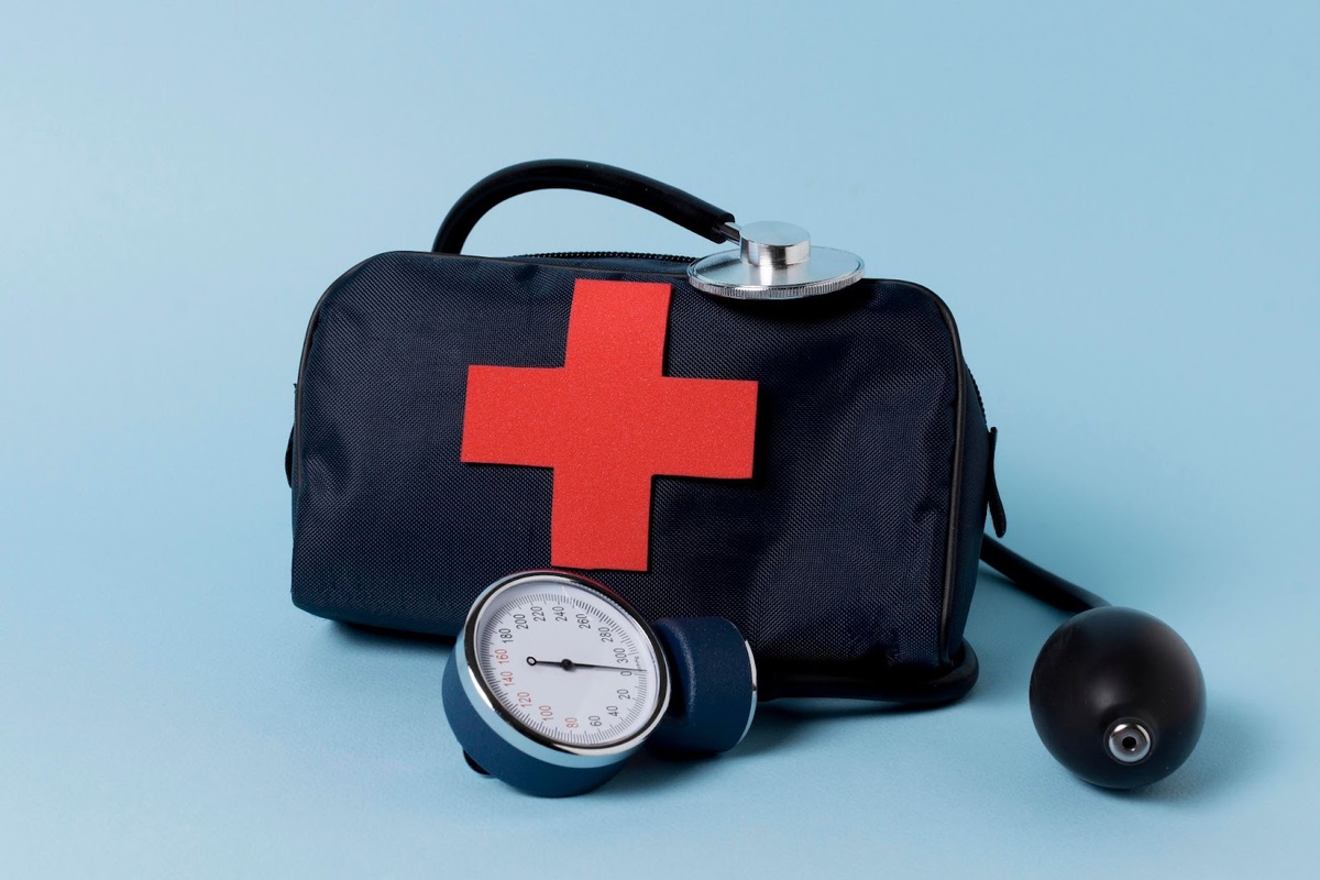 Источник изображения: <a href="https://ru.freepik.com/free-photo/front-view-arrangement-medical-still-life-elements_12412976.htm#fromView=search&page=3&position=34&uuid=d627d5e6-c7d2-4353-8385-71556af44588">Изображение от freepik</a>