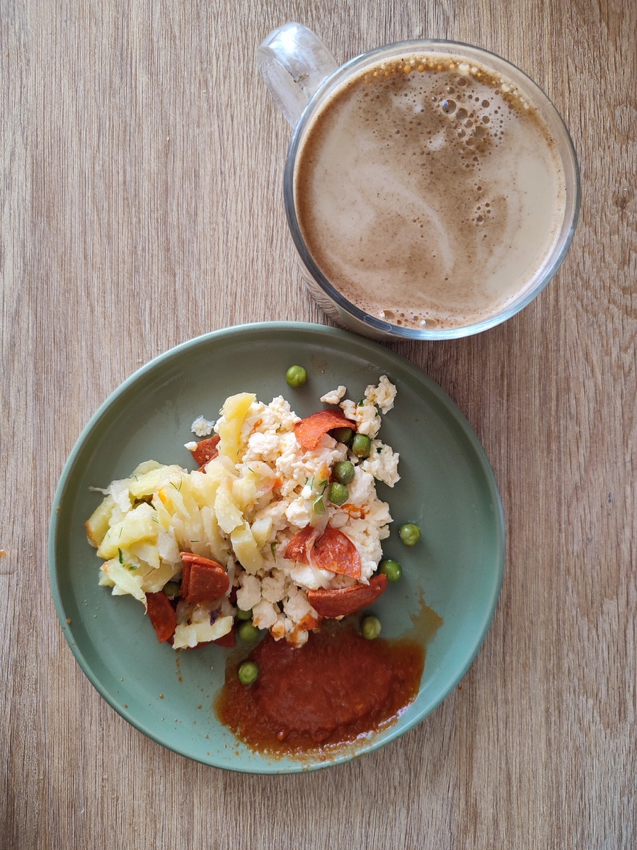 Скрэмбл с картофелем, пепперони и горошком