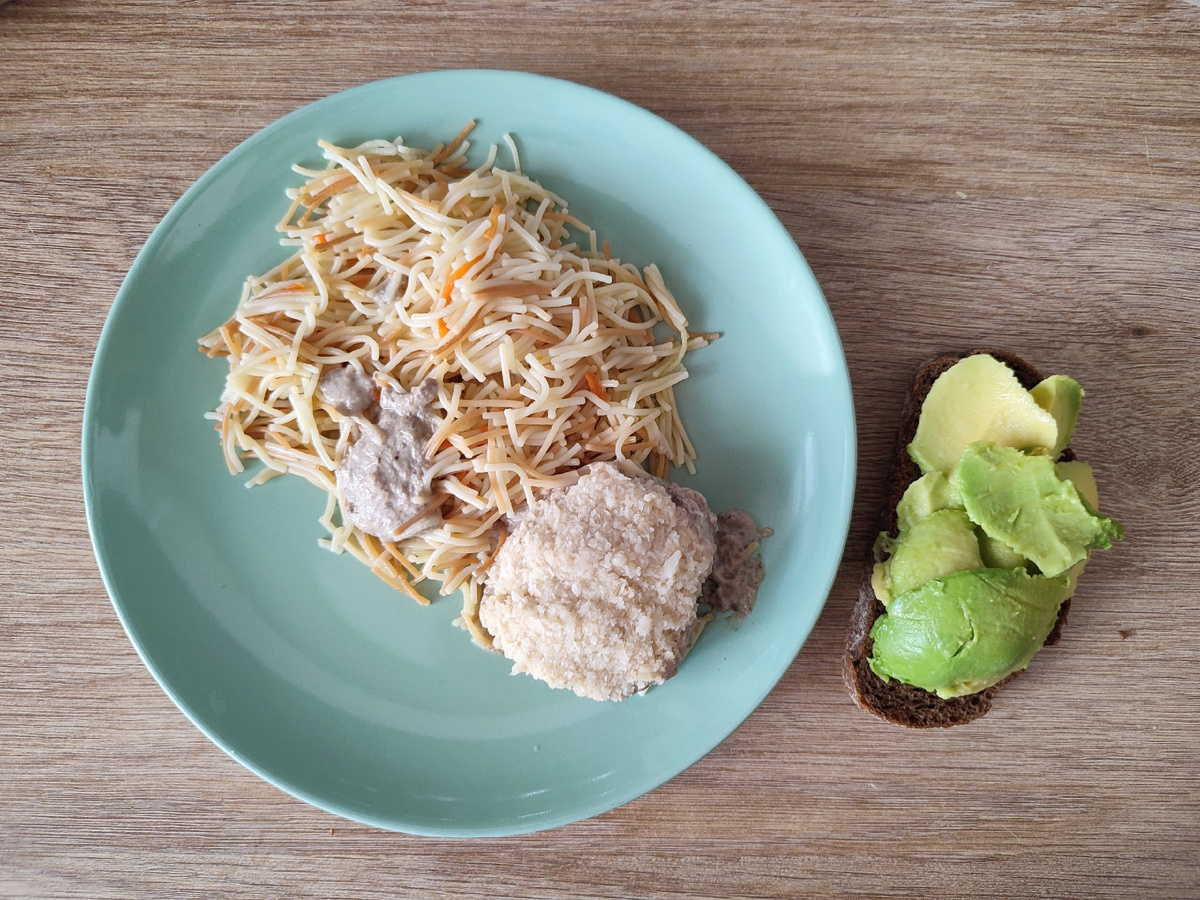 Лапша с овощами и котлета Юрате из индейки с яйцом