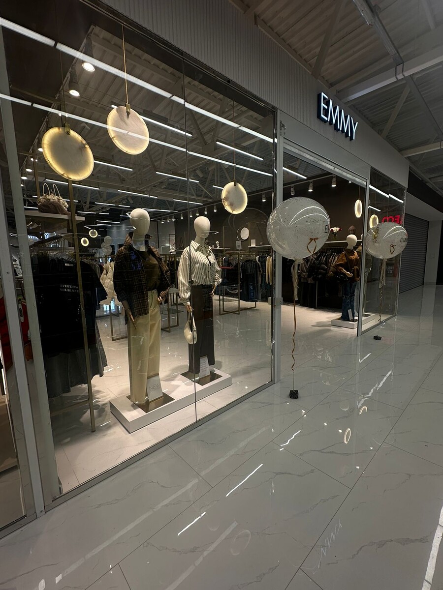 Магазин женской одежды среднего плюс ценового сегмента EMMY в топовом ТЦ