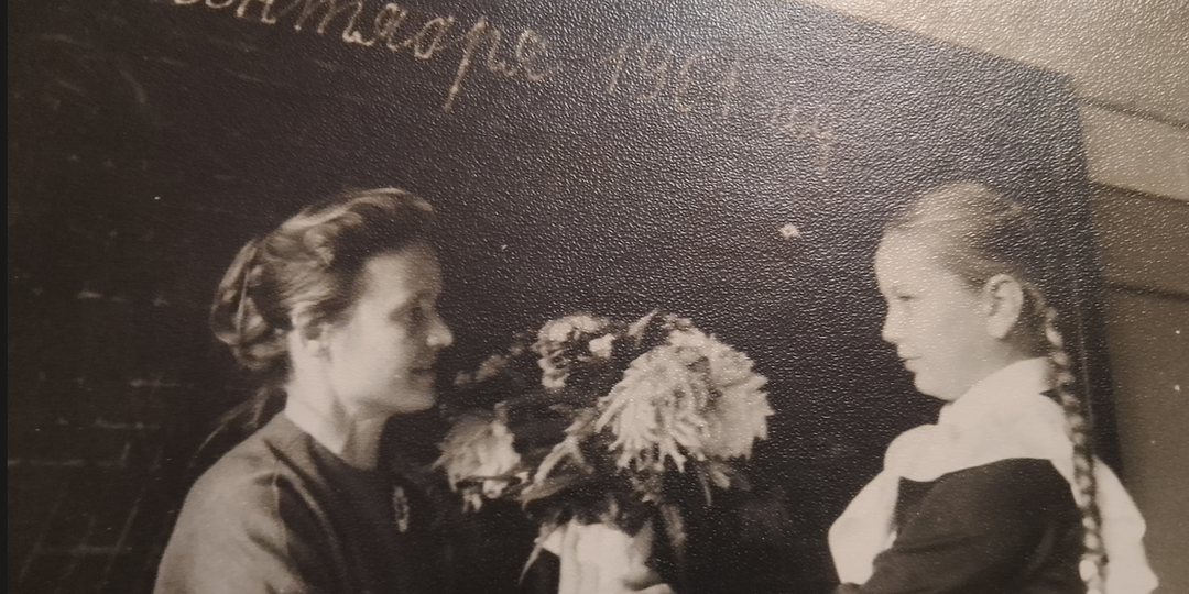 Я любила свою старенькую школу - и директора, и наш класс, и буфетчицу тетю Зою