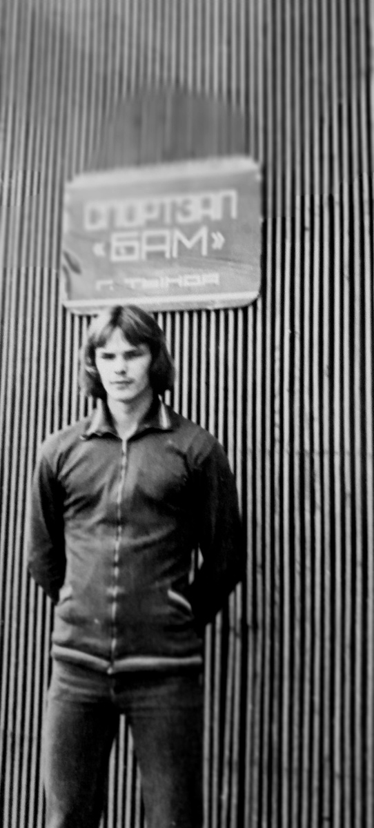 Сын возле спортзала в Тынде. 