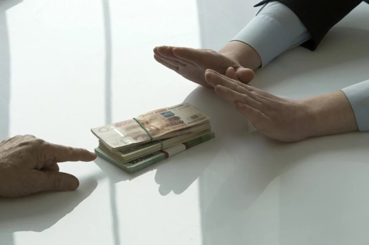    В Каспийске судебный пристав ответит в суде за получение взятки