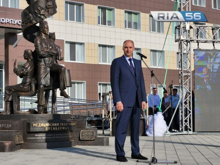    В Оренбурге открыли монумент в честь всех медиков региона Кристина Просвиркина