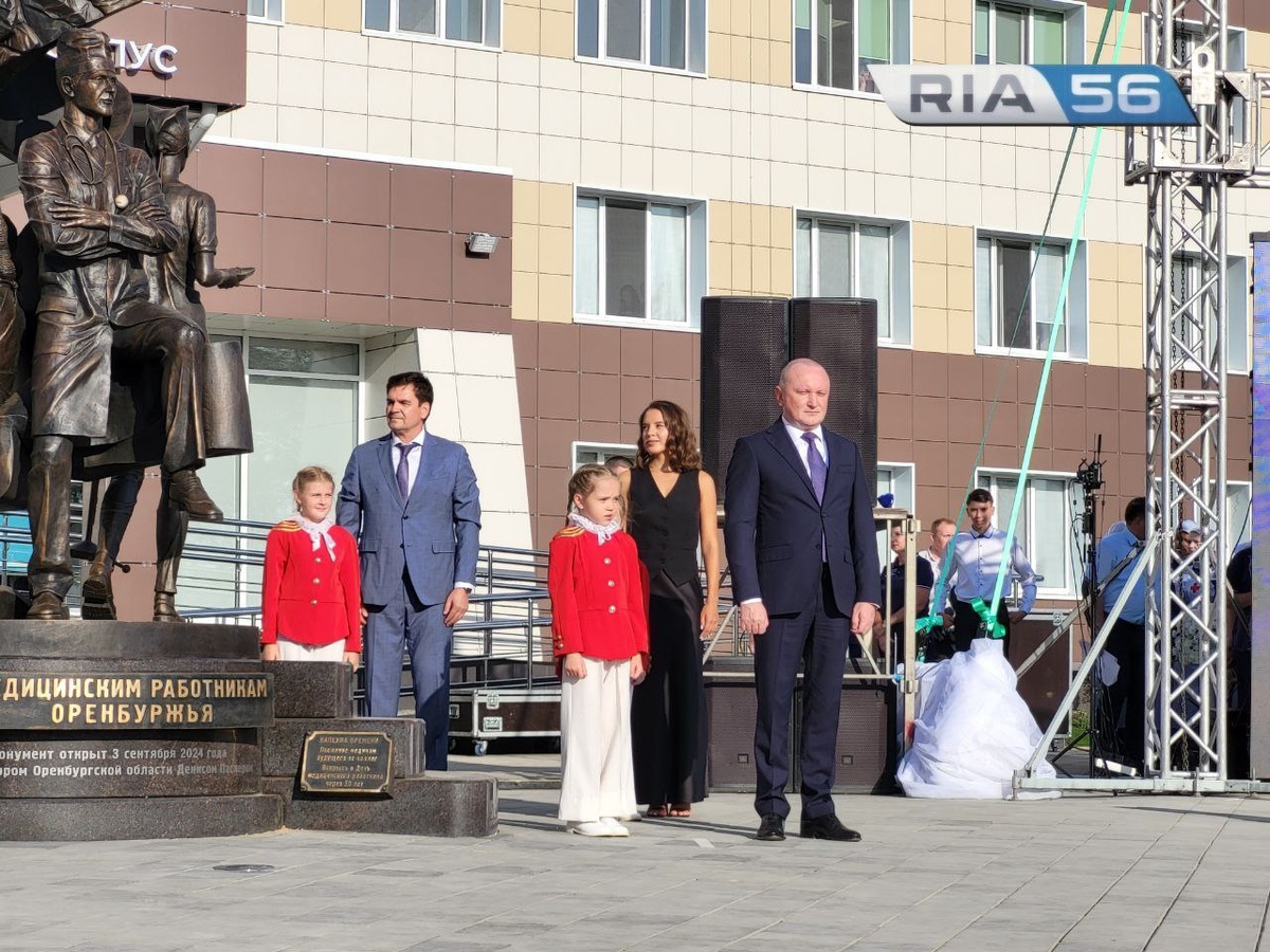  📷    В Оренбурге открыли монумент в честь всех медиков региона Кристина Просвиркина