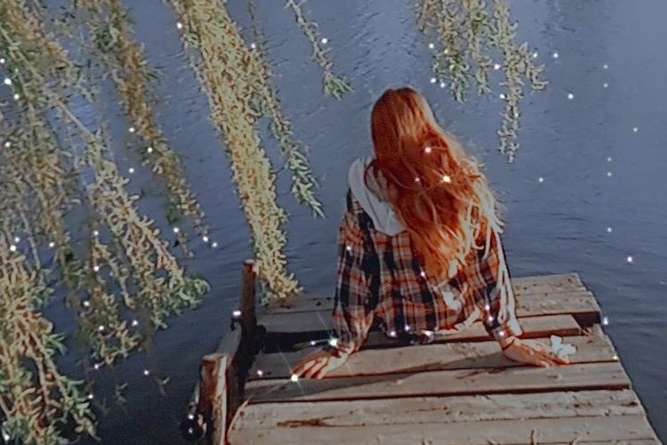 В соцсетях у Арины есть фото, где она сидит на мостике у той самой речки, где нашли ее тело 
Фото: соцсети