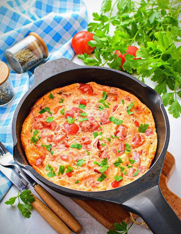 Омлет с помидорами: