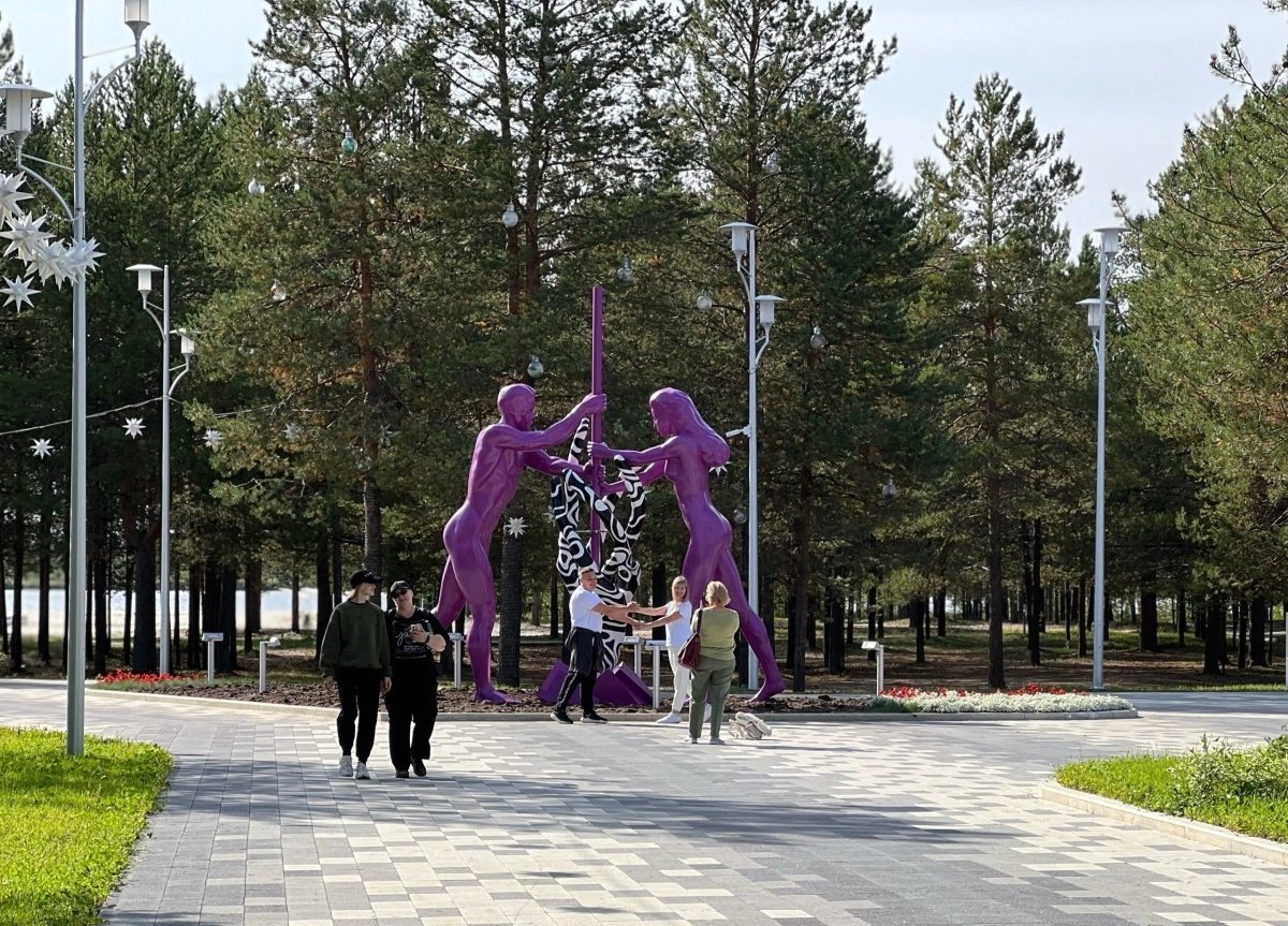    Скульптурную композицию нижегородцев установили в центральном парке города Муравленко