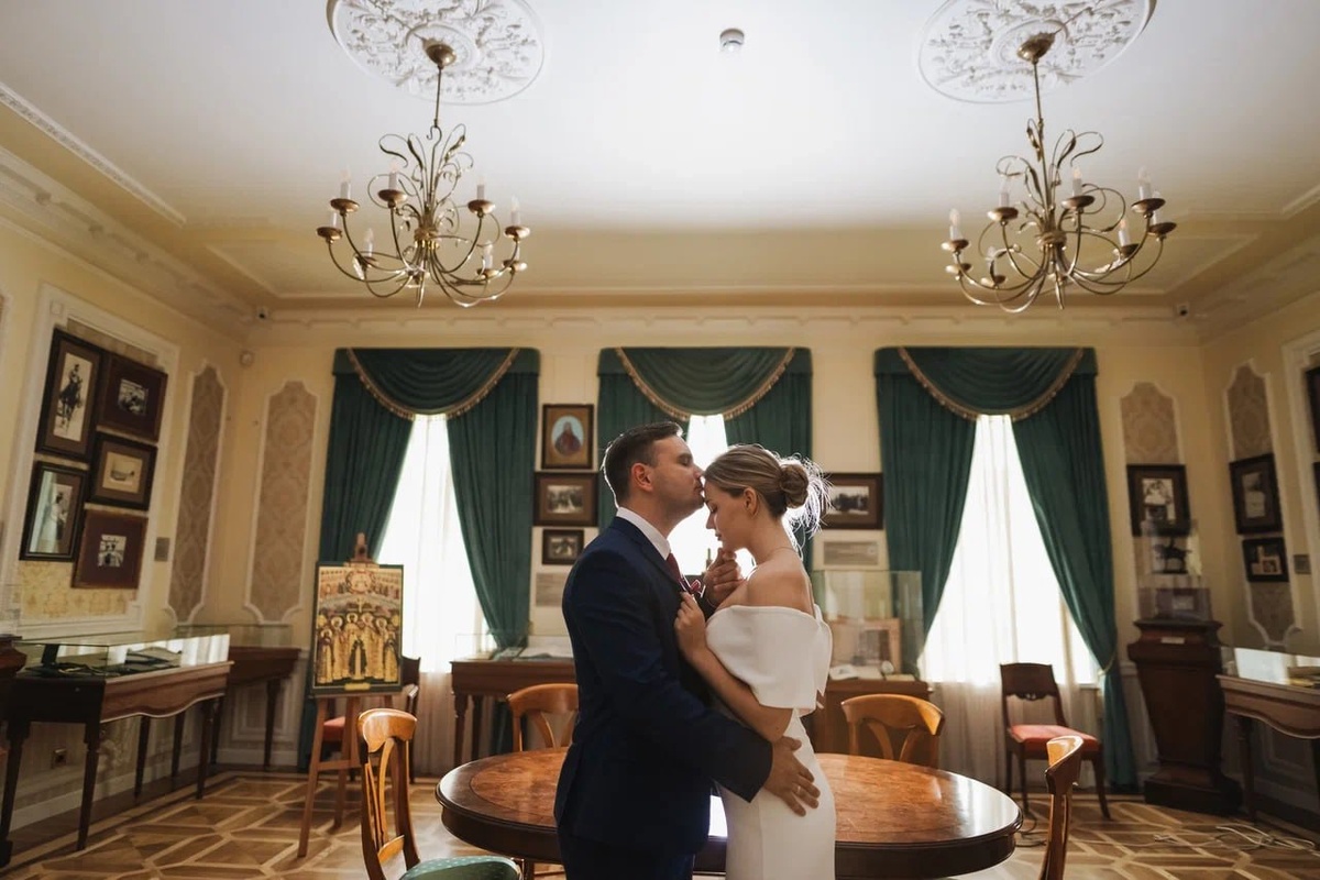 "Белая дача" - усадебный белоснежный дом, флигели, живописная аллея, парк и пруд — далеко не все красоты, которые таит усадьба конца XVIII века!
