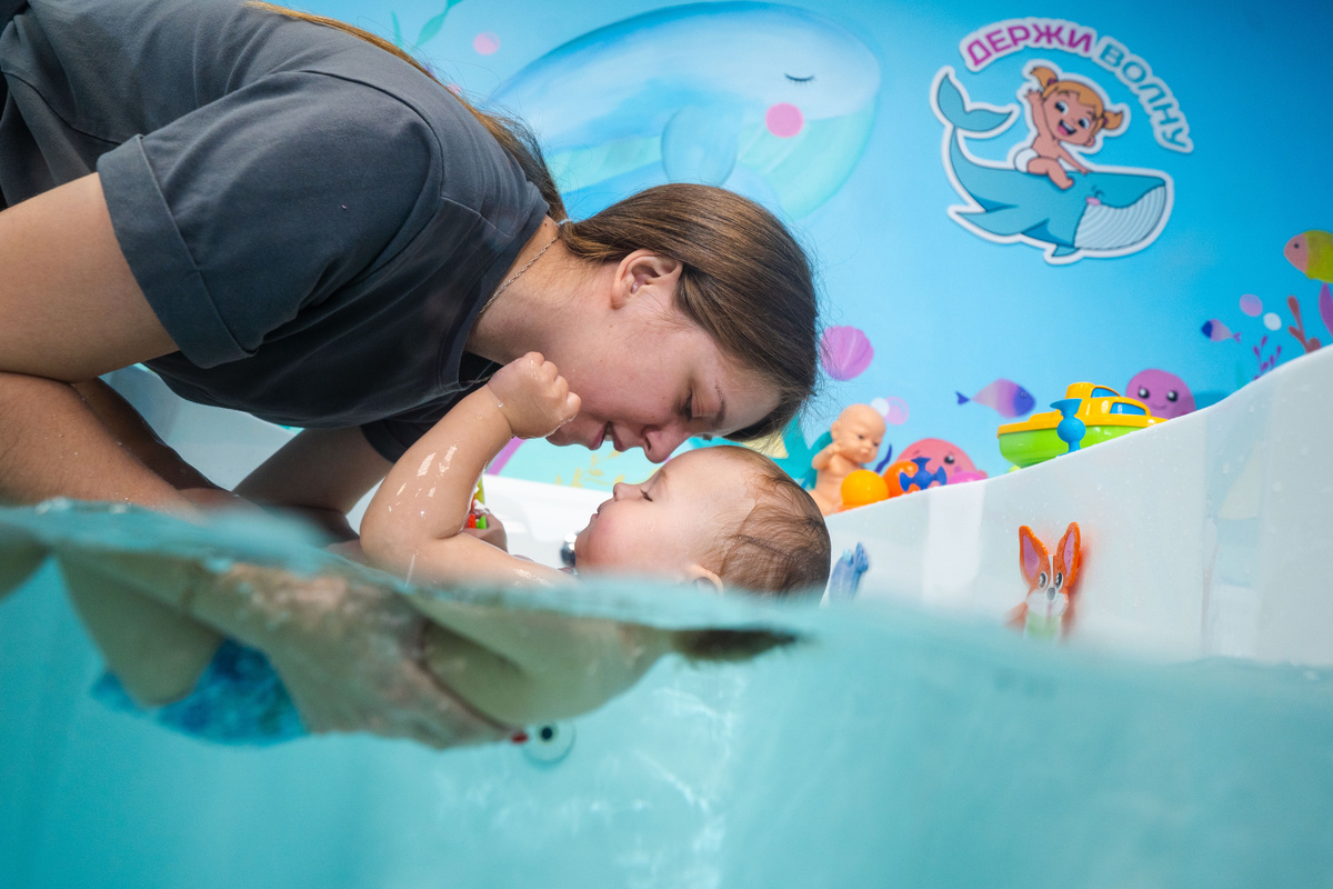 Мягкое массажное воздействие воды и грамотные упражнения улучшают пищеварение крохи и нормализует нервную систему