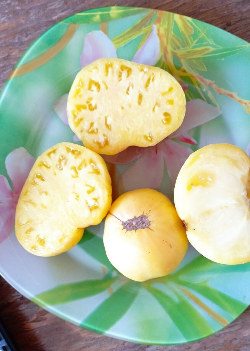 Вкус у помидора хорош: нежный, сливочный.