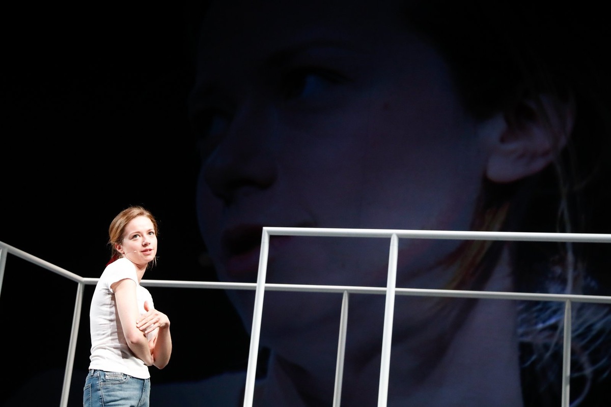    Актриса Софья Райзман в сцене из спектакля «Мужья и Жены» режиссера Константина Богомолова в МХТ им. Чехова.