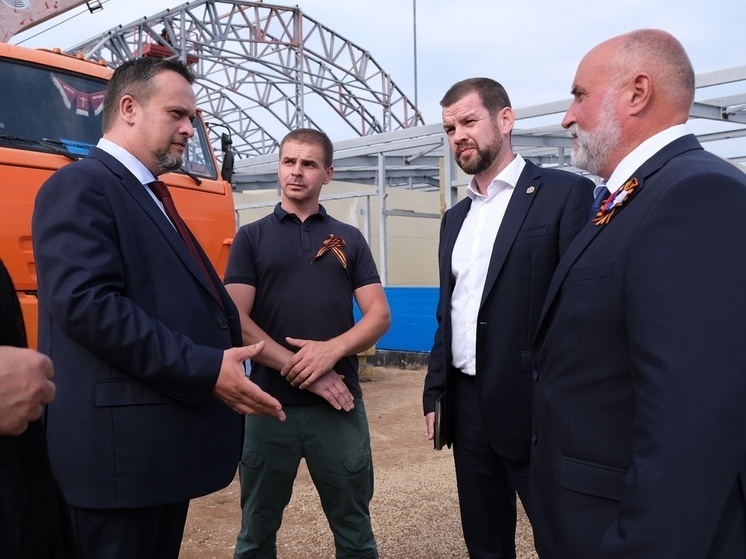     Андрей Никитин осмотрел стройплощадку спортивного центра. Фото: novreg.ru