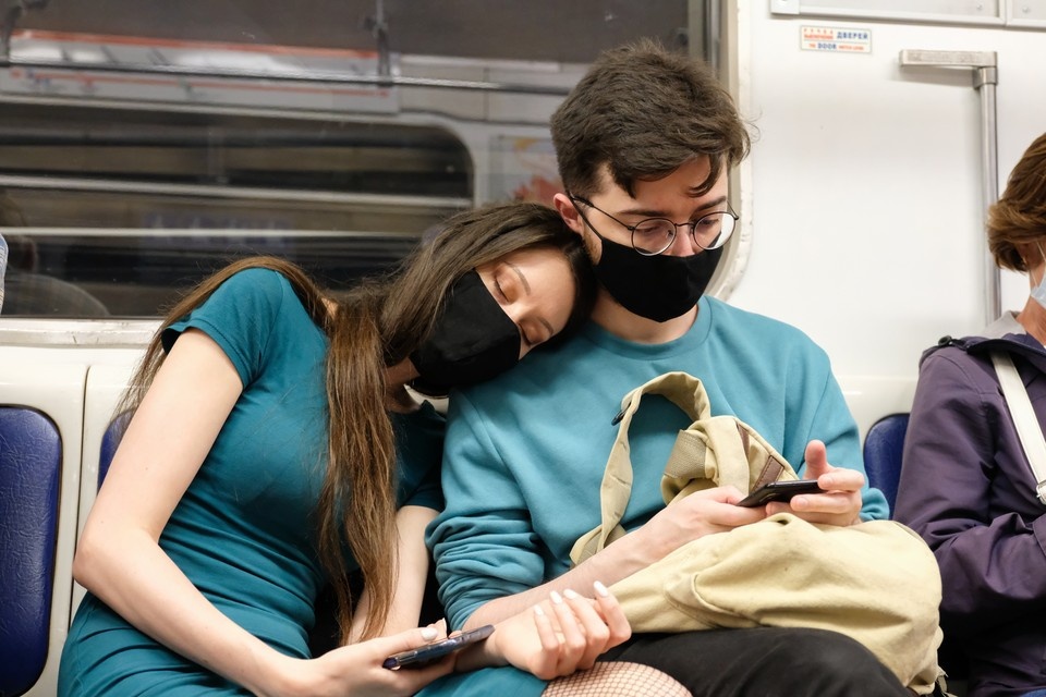    За прошедшую неделю заболеваемость ковидом в России выросла на 20%. В московском метро полно кашляющих и шмыгающих носом. Артем КИЛЬКИН