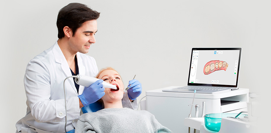 Сканирование зубных рядов с помощью внутриротового сканера.