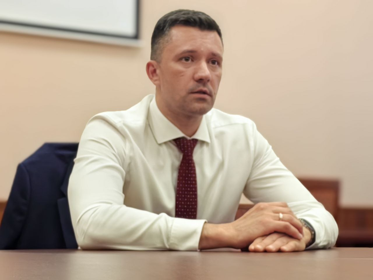 «В своей работе нижегородское Минцифры постоянно на связи с ИТ-бизнесом, новые меры поддержки формируются с учетом предложений айтишников. Сегодня поговорили об этом и с молодым поколением, со студентами моего родного вуза. Многие начинают первые шаги в цифровом бизнесе еще со студенческой скамьи. Рассказал ребятам о приеме заявок в региональный реестр ИТ-стартапов. Он позволяет молодым ИТ-компаниям региона получить государственную аккредитацию Минцифры России в упрощенном порядке и претендовать на целый комплекс мер поддержки. Например, при соблюдении доли доходов от ИТ-деятельности компания получает следующие преимущества: право на уплату пониженных страховых взносов до 7,6 процентов, применение нулевой ставки по налогу на прибыль, оформление льготной ИТ-ипотеки по ставке до 6 процентов годовых. Вне зависимости от ИТ-доходов аккредитованная ИТ-компания освобождается  от проверок органов власти, может получить льготные кредиты по ставке до 3 процентов годовых и другое. Всего у нас в регионе 313 аккредитованных ИТ-компаний. Эти меры всецело отвечают задачам, поставленным в нацпроекте «Цифровая экономика» президентом РФ Владимиром Путиным», - отметил Александр Синелобов. 
