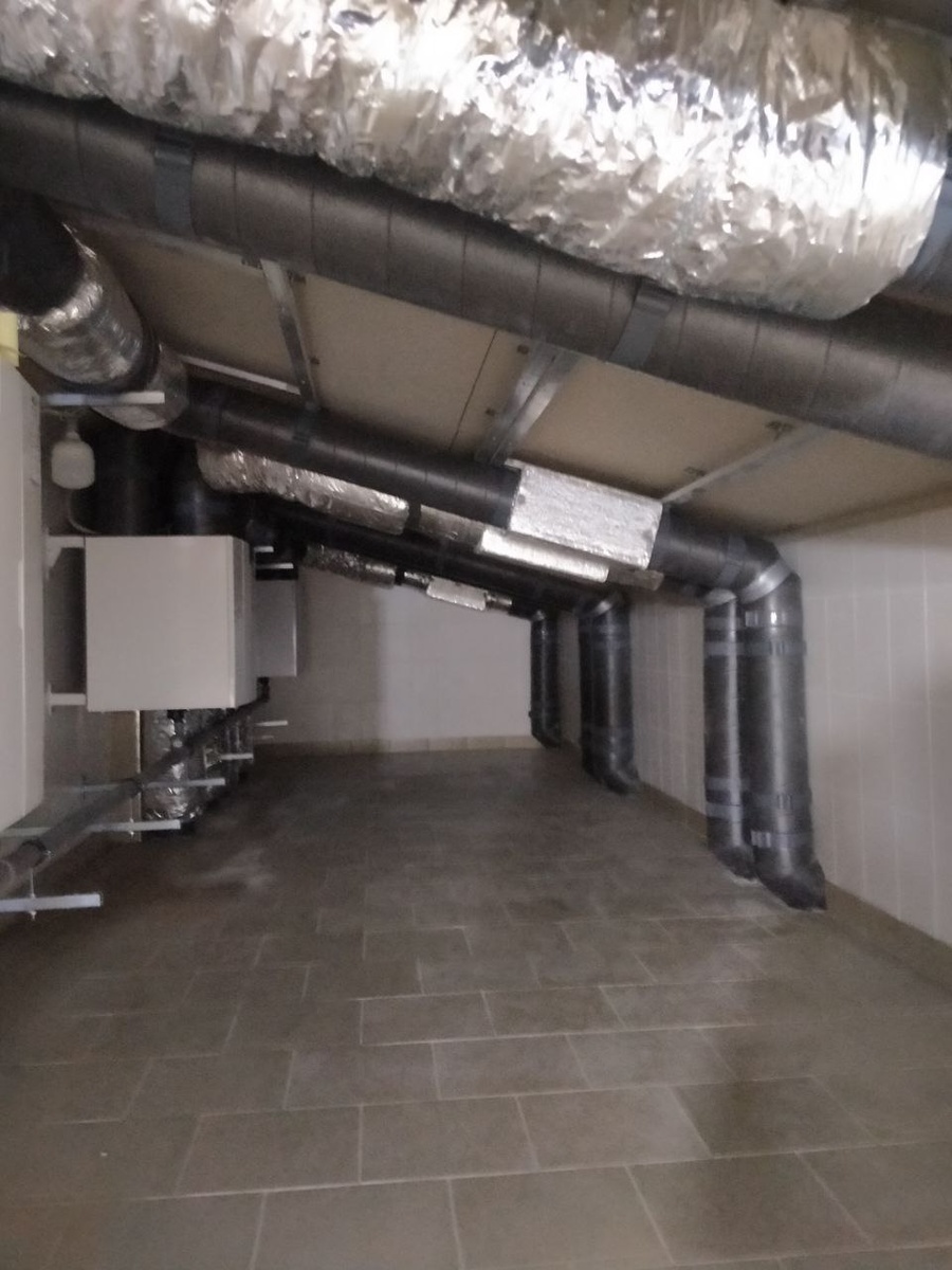 Три вентустановки с рекуперацией тепла + 6 коллекторов (3 приточных и 3 вытяжных), магистральные теплоизолированные воздуховоды T1 Blizzard диаметром 160 мм