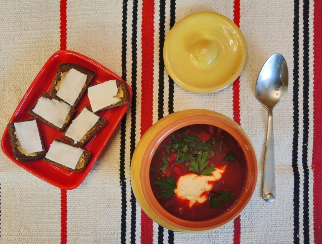 А к борщу надо взять бородинский хлеб, намазать его горчичкой и чесночного сала сверху! Не диетично, зато как вкусно 👍