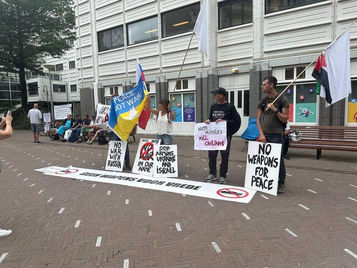     Демонстрация против поставок оружия западными странами Украине в Гааге© РИА Новости