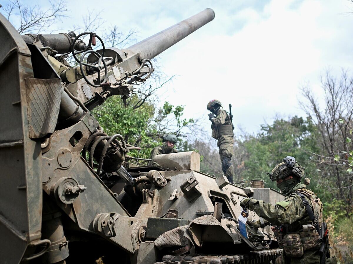    Работа военнослужащих расчета миномета "Тюльпан" в зоне СВО© РИА Новости / Сергей Бобылев