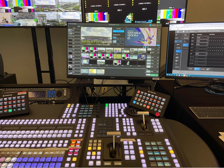 Sony M2L-X live-production switcher обрабатывает 28 видеопотоков из двух источников, отслеживая трансляцию дневной гимнастики.