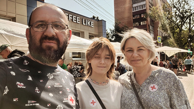    В выходные семья Ковалевых помогает волонтерам