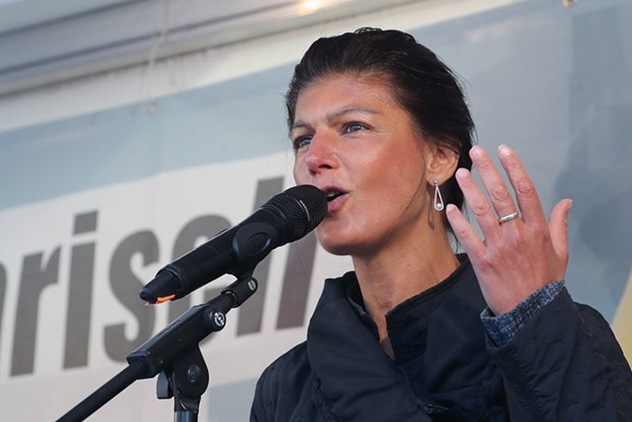 Лидер ССВ Сара Вагенкнехт выступает против мигрантов и помощи Украине