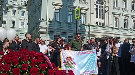 Многие люди возлагали цветы, приносили воду, игрушки к памятнику Зураба Церетели «В память о жертвах трагедии в Беслане» в городе Москве