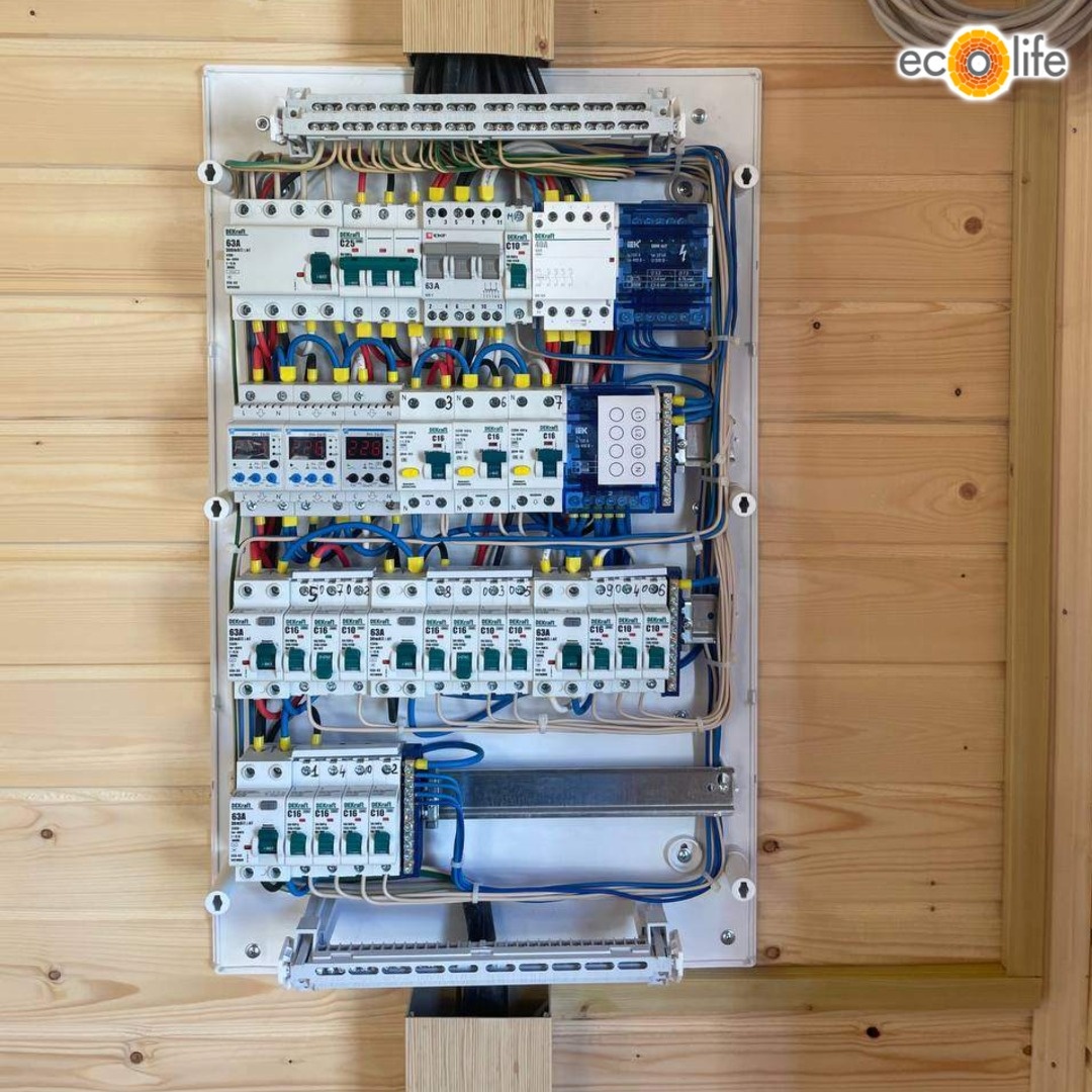 Монтаж электроснабжения в доме из бруса.  
Объект: посёлок Пески, Полянское сельское поселение, Выборгский район, Ленинградская область.