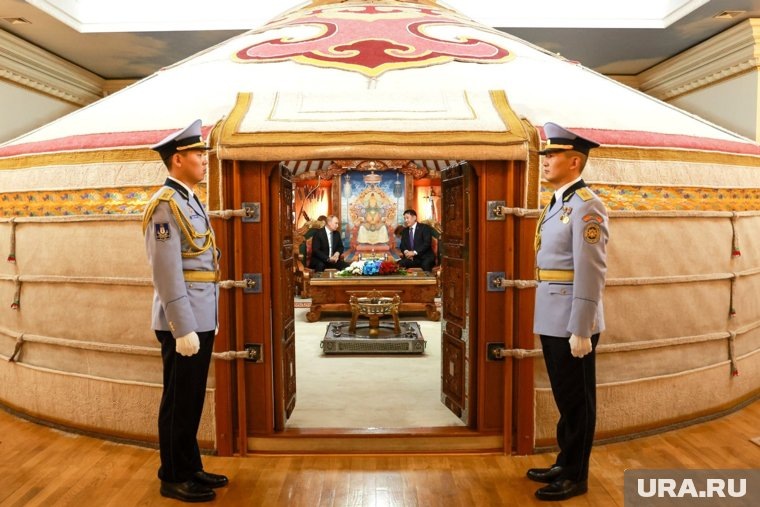 Президент России Владимир Путин и глава Монголии Ухнагийн Хурэлсух провели переговоры в узком составе в юрте. Фото: пресс-служба президента РФ