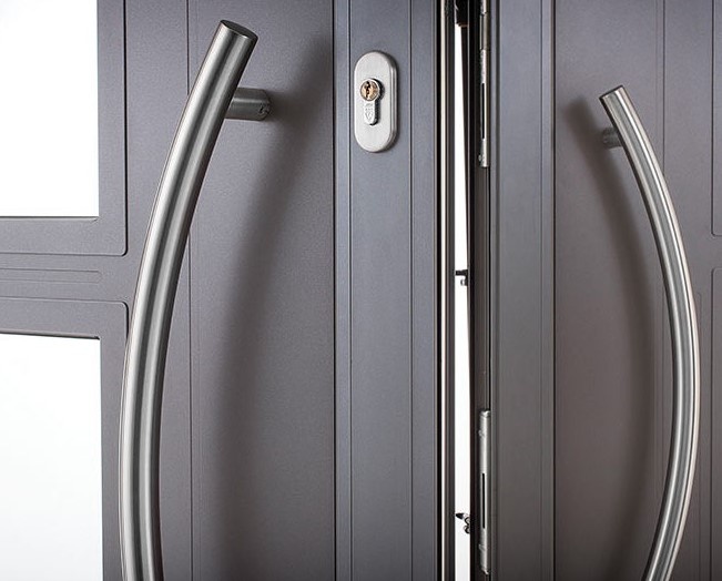 Стоит ли выбирать алюминиевые двери для дома? В чём их преимущества?