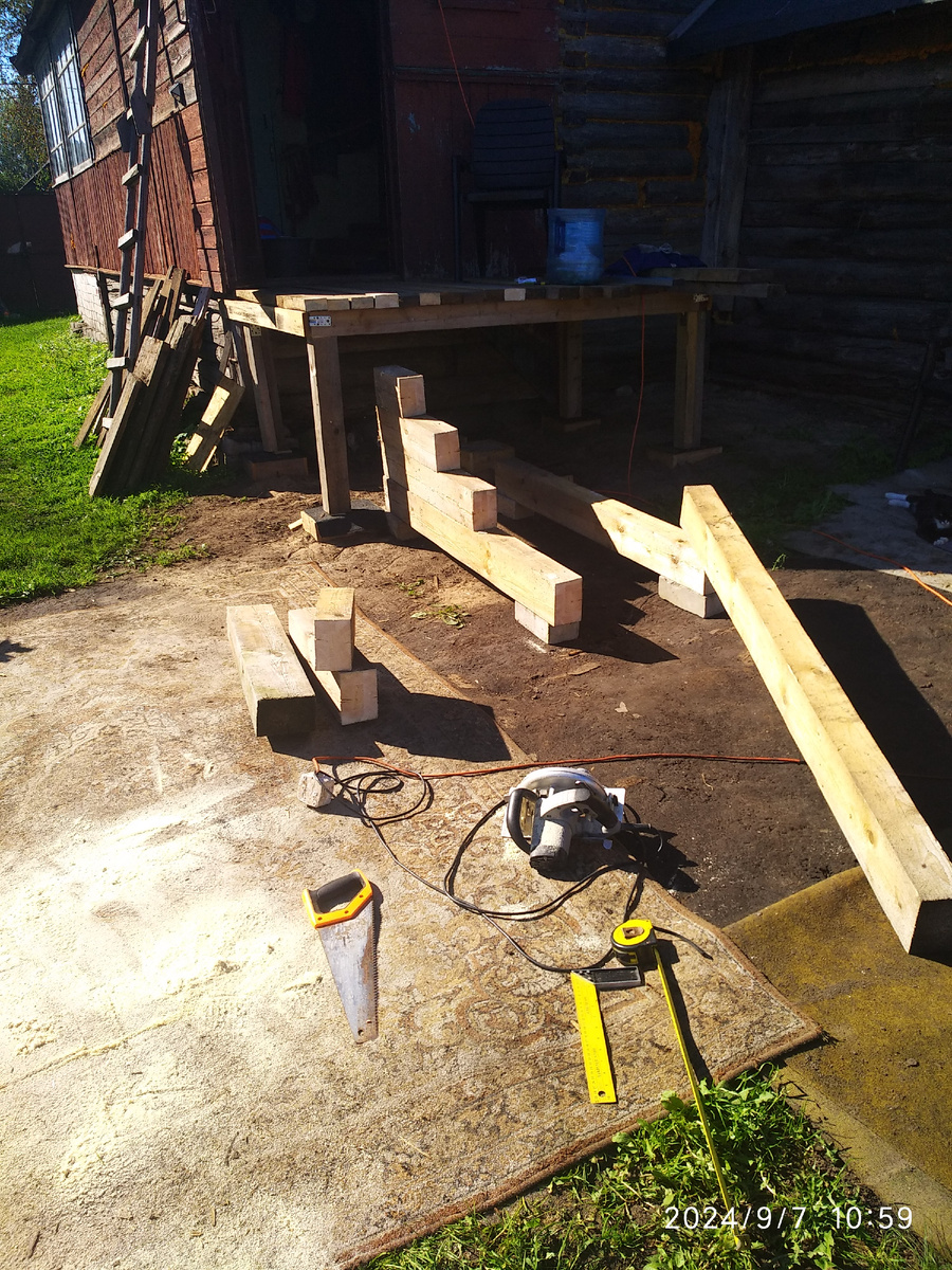 будущее крыльцо у дома.