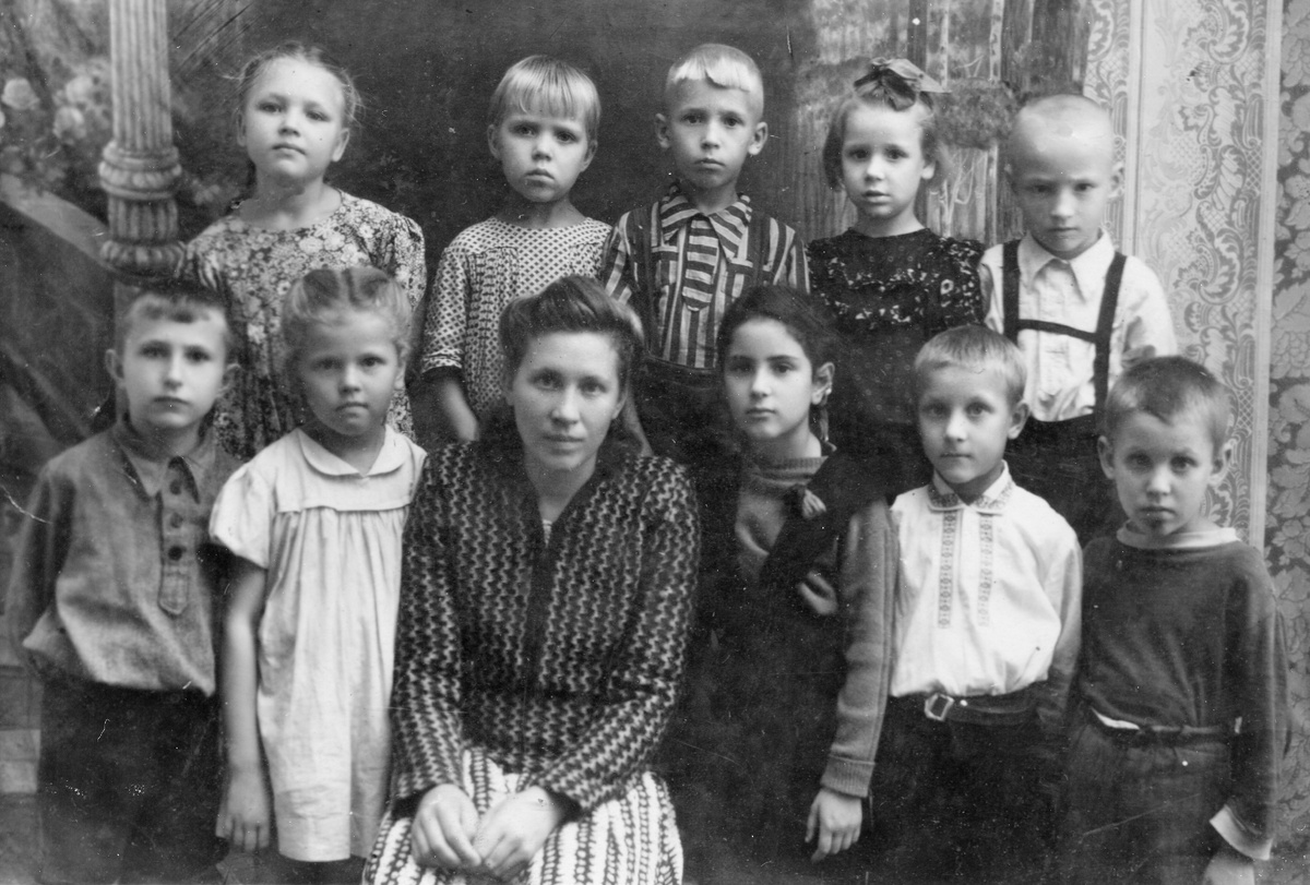 Ваня Сокур (будущий схиархимандрит Зосима) крайний справа в верхнем ряду


