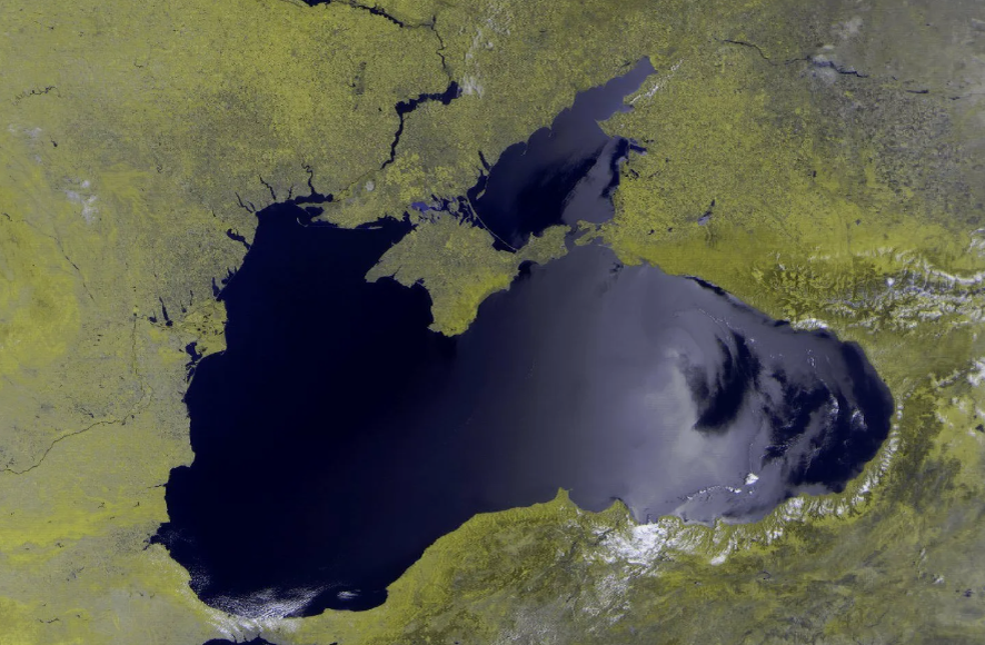 На диких пляжах Черного моря все опаснее ходить босиком