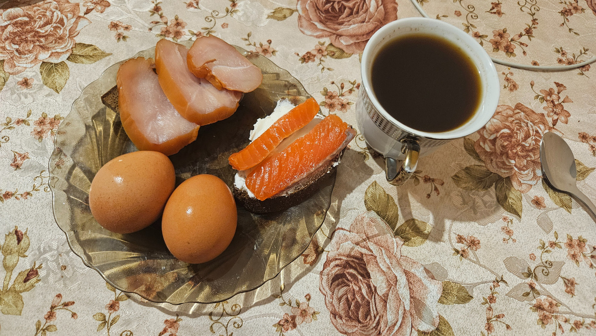 Завтрак. Яйца, бутер с карпаччо и с творожным сыром и форелью. 378 ккал.