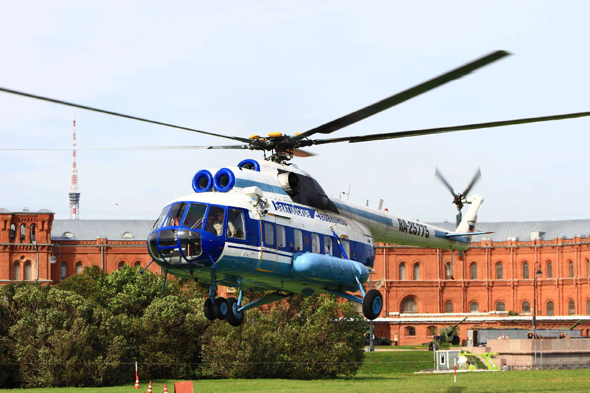 RA-25775 Ми-8ПС Первый полёт в 1974 году, взлёт с Петропавловской крепости в Санкт-Петербурге. 