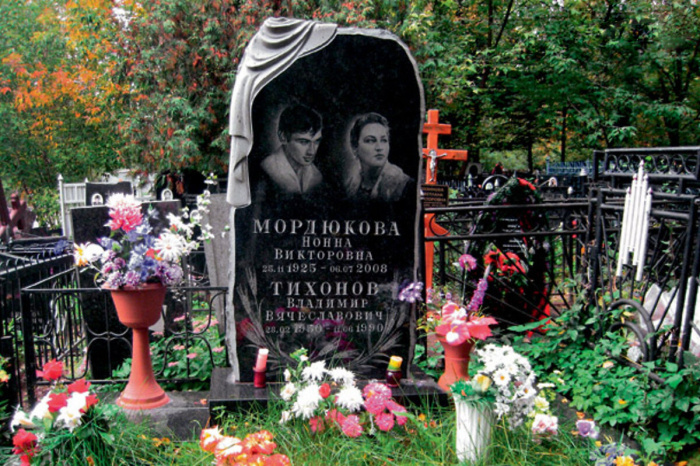  Могила Нонны Мордюковой. / Фото: www.stokomania.ru