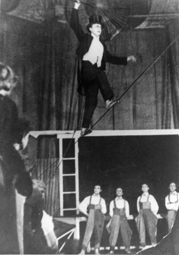 Источник: https://en.wikipedia.org/wiki/File:Grigori_Aleksandrov_plays_Glumov_walking_the_wire_in_1923.jpg