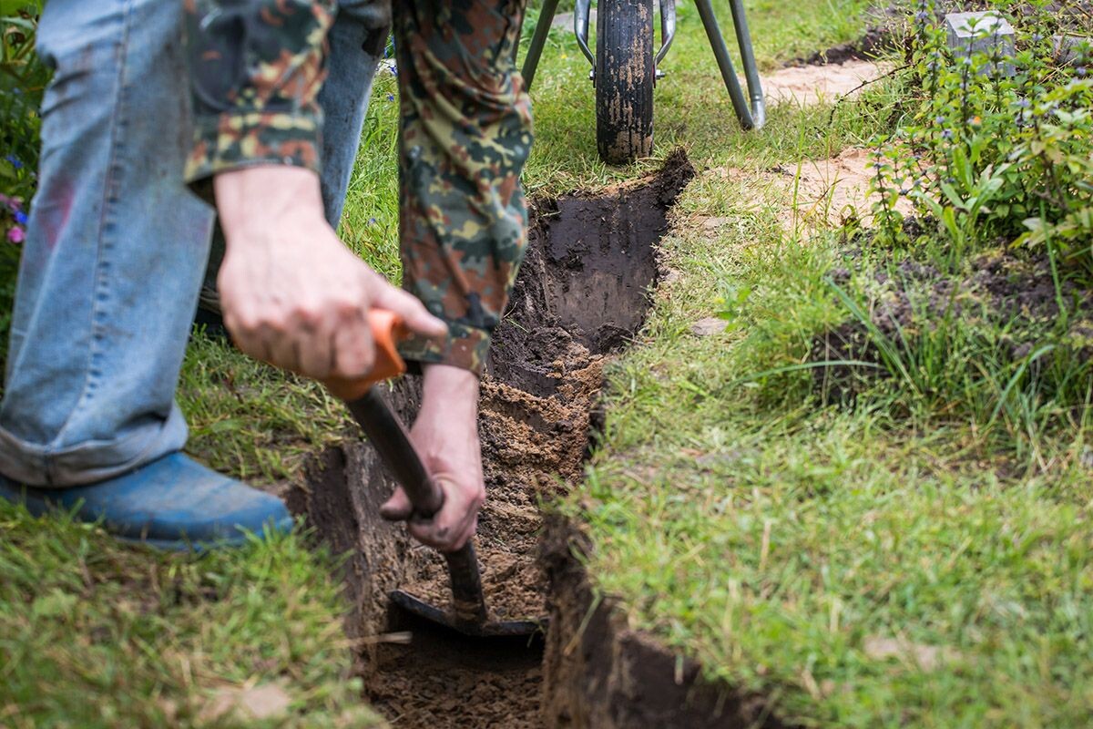 Для поверхностного дренажа достаточно траншей в 40 см глубиной. Источник Shutterstock📷
