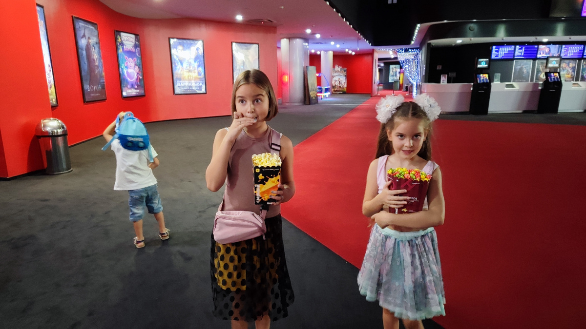 Сразу есть, а сынок отвернулся 😉