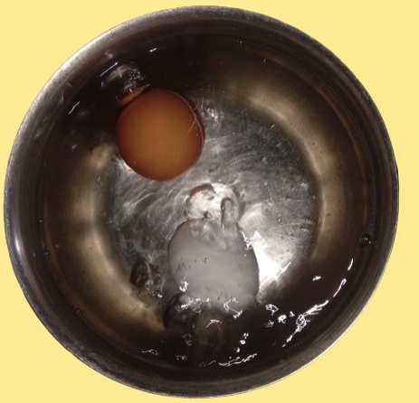 Начните свое кулинарное приключение с варки яиц. 