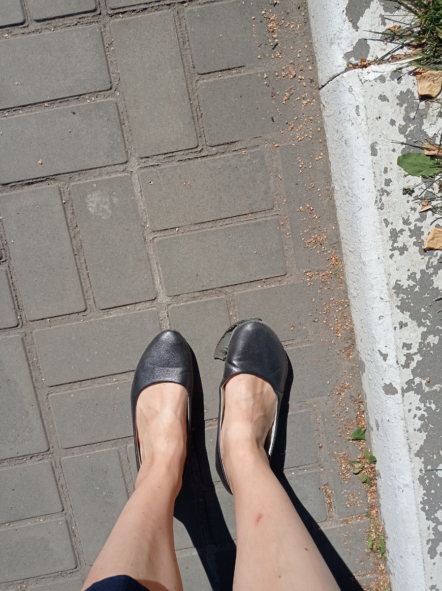 подстава, не правда ли? (фото автора) (на ссадину не обращайте внимания, это я ещё в середине лета распорола об ведро, собирая огурцы. Ж-жадность) 