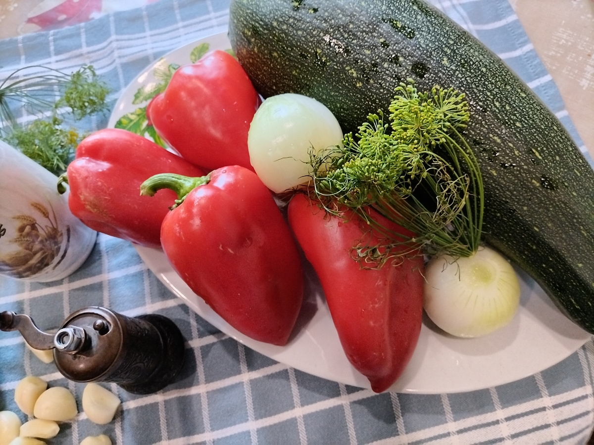 Салат с кабачками, помидорами и болгарским перцем на зиму